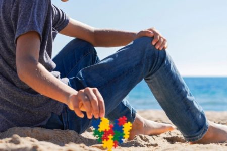 أنواعه مختلفة ولا يعاني المصاب به من إعاقة ذهنية.. أشهر 5 خرافات عن التوحد…