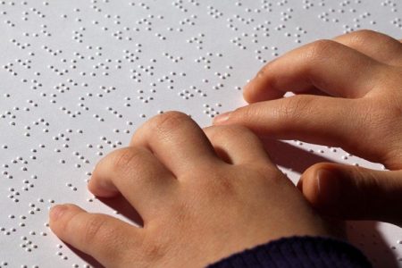 بالشراكة مع جمعية مبصرون ..     مكتبة الملك عبدالعزيز العامة تحول إصداراتها للأطفال إلى لغة برايل