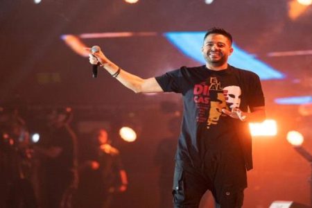 الفنان محمد حماقي.. يدعم طفلة مصابة بمتلازمة داون في حفل جدة