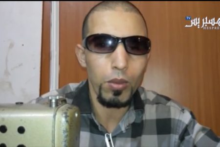 شاب مغربي امتهن الخياطة وأبدع فيها رغم إصابته بكف البصر